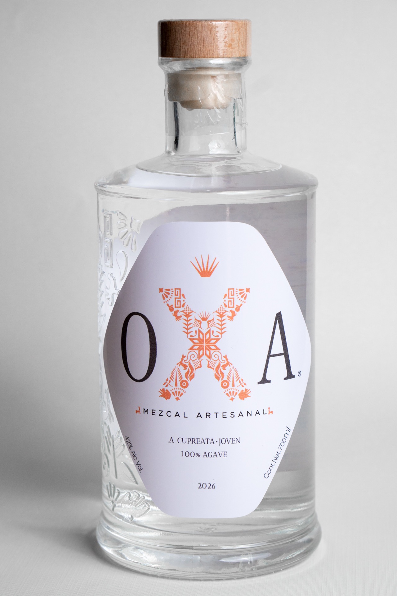 Botella de OXA Cupreata sobre fondo claro.