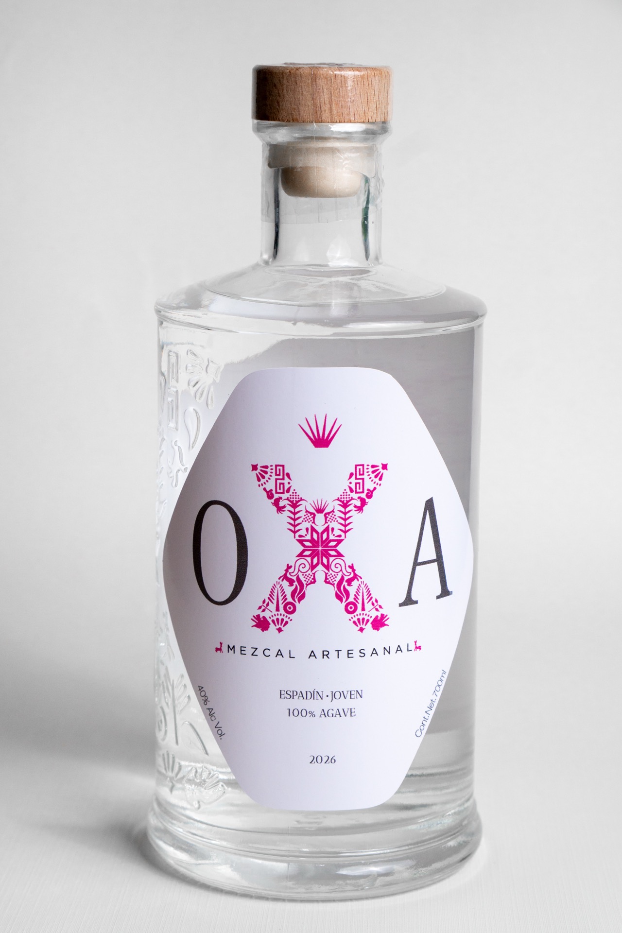 Botella de OXA Espadín sobre fondo claro.