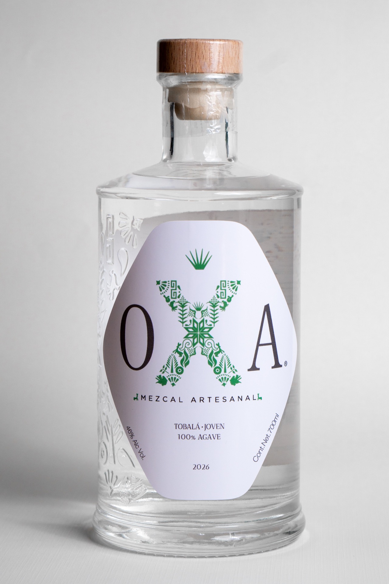 Botella de OXA Tobalá sobre fondo claro.